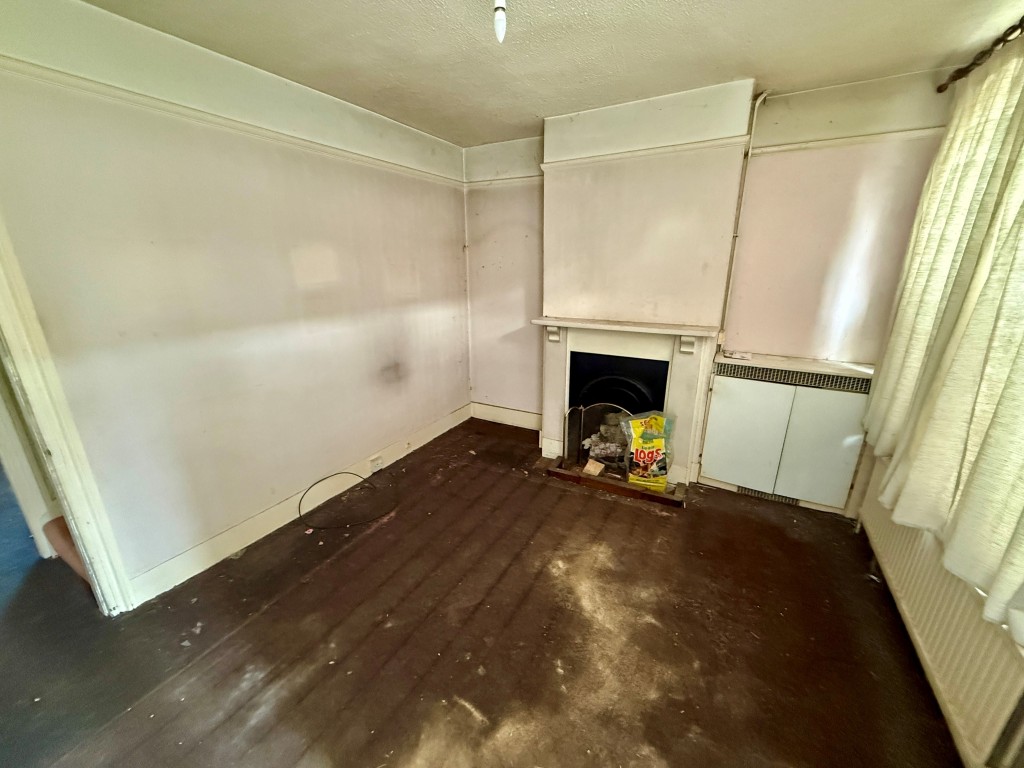 Lot: 161 - MID-TERRACE HOUSE FOR REFURBISHMENT - Living room
